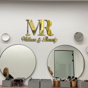 שלט לוגו מפרספקס זהב בעיצוב אישי 1