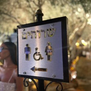 לוקהבונד כסוף מוברש עם הדבקה של אותיות פרספקס זהב מראה